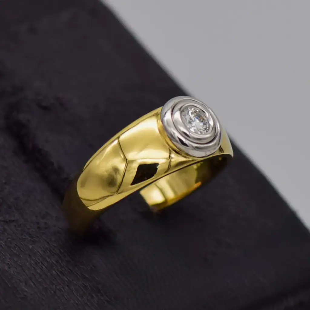 18ct Yellow Gold Engagement Ring - View 2