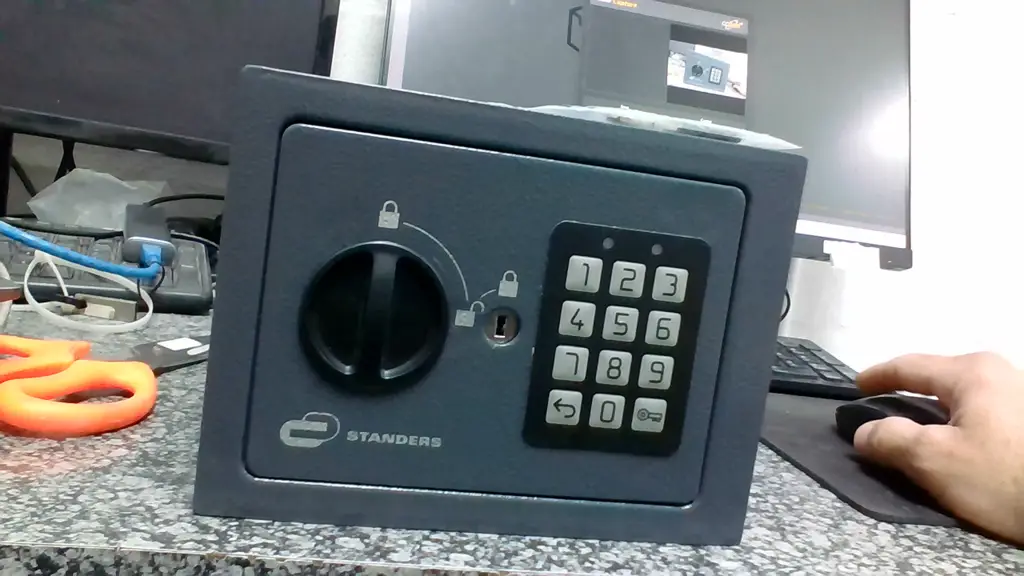 Standers Digtil Safe With Key