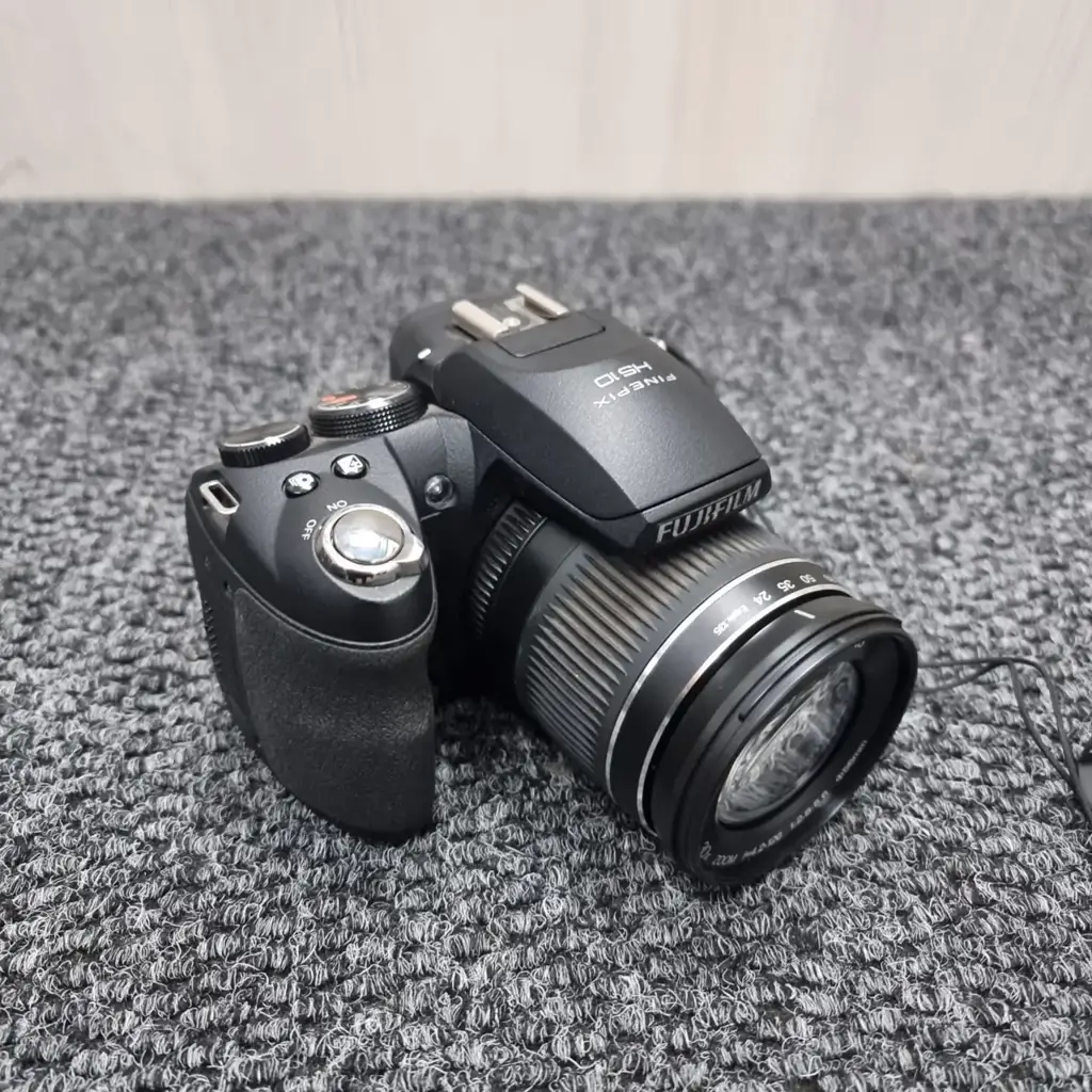 Fujifilm Finepix Hs10 Uses 4Aa Batteries - View 2
