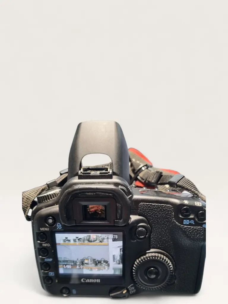 Canon Eos 30D Digital Camera + Sigma 55‑200Mm F/4‑5.6 Dc Lens - View 2