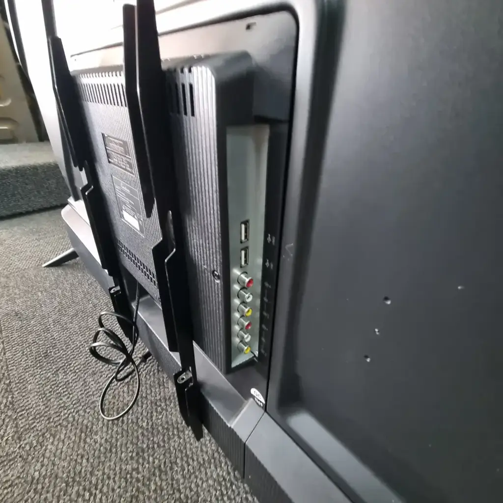 Condere Smart Tv 55Inch Has A Remote - View 4