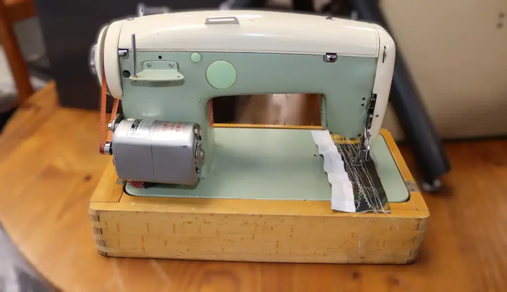 Adler 289 Electric Sewing Machine With Wooden Base & Case - View 2