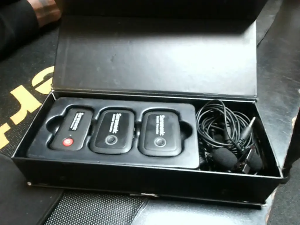Saramonic Blink 500 B2 Ultracompact 2-Person Wireless Mic System With Lavaliers