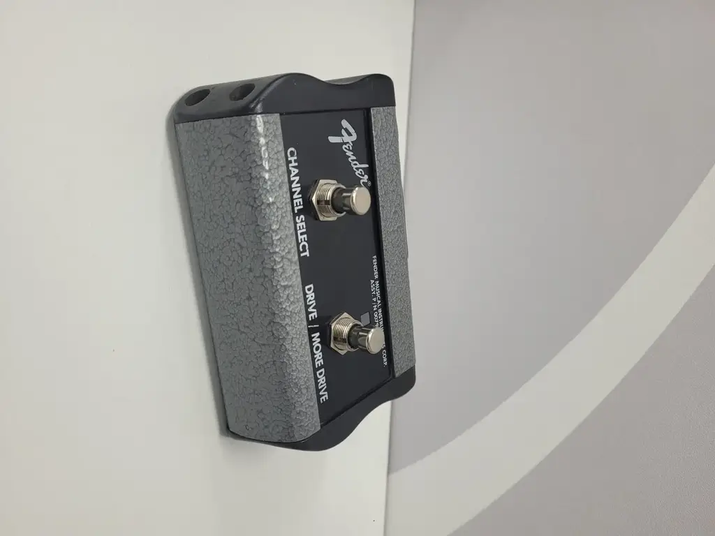 -Button Footswitch: Channel-Reverb