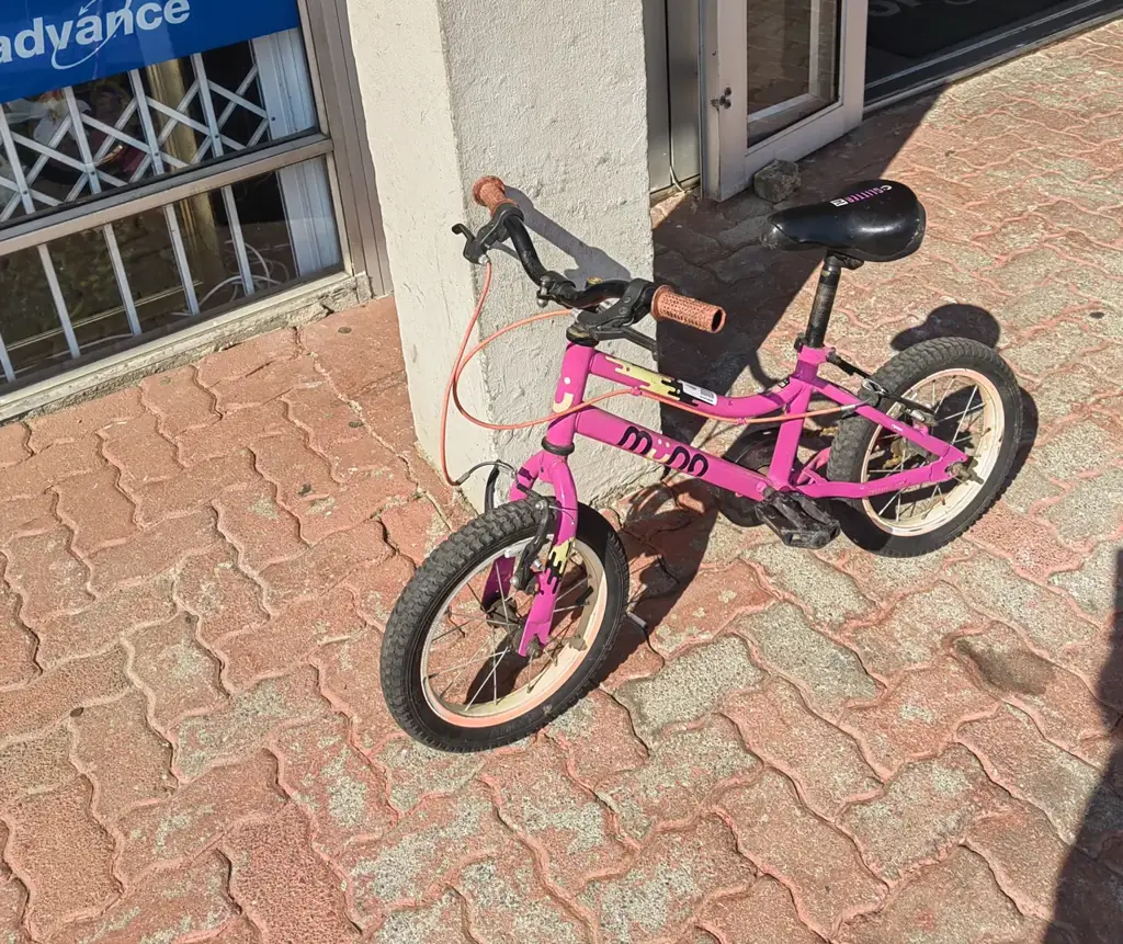 Muna Glitter 14" Girls Bike - View 4