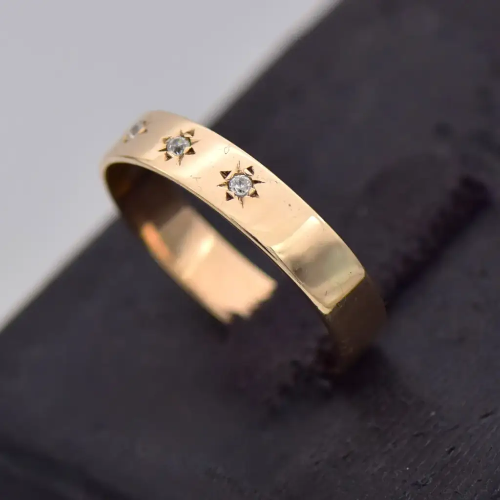 8ct Yellow Gold Wedding Band 3 Stone - View 3