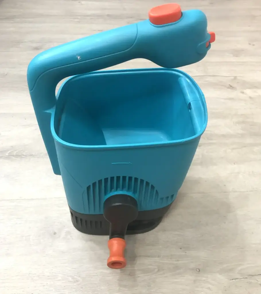 Gardena Road Salt Hand Held Spreader