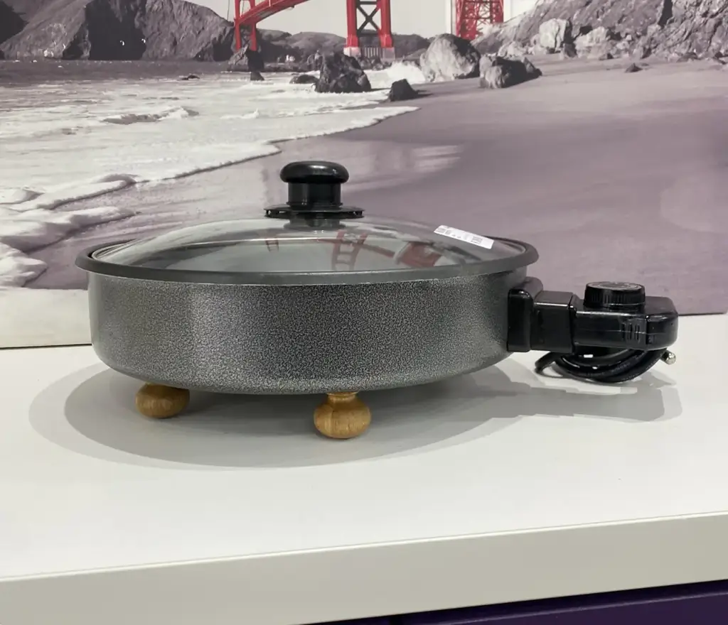 Logik Round Non-Stick Electric Frying Pan. - View 3