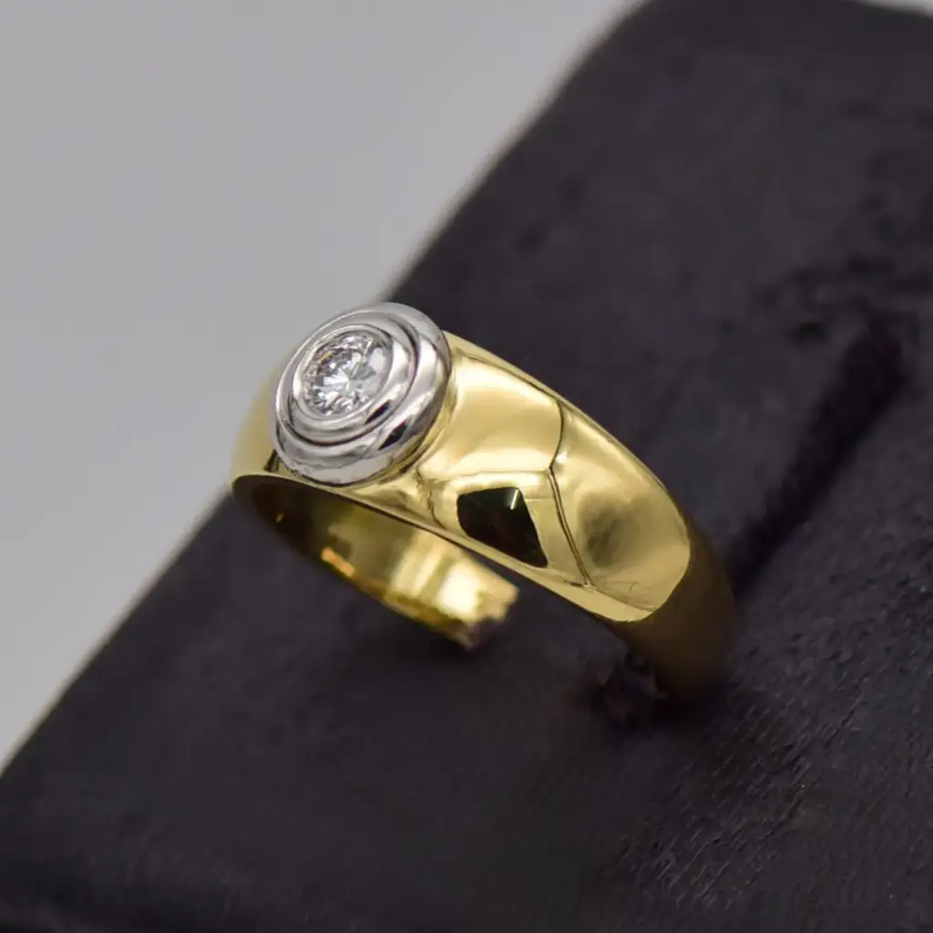 18ct Yellow Gold Engagement Ring - View 3