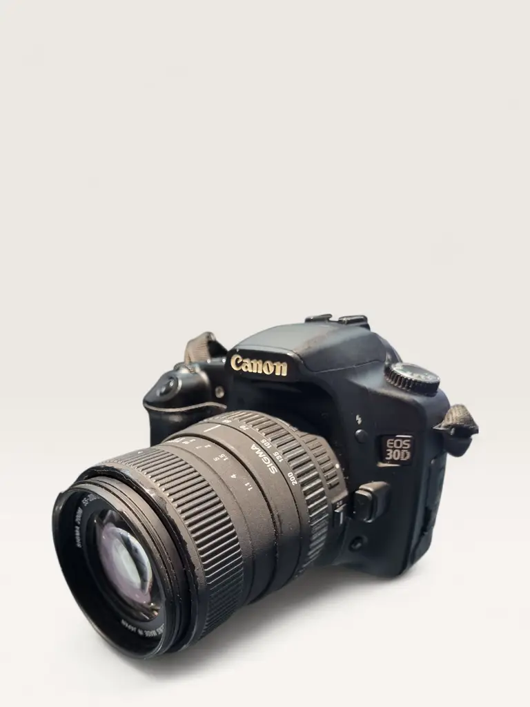 Canon Eos 30D Digital Camera + Sigma 55‑200Mm F/4‑5.6 Dc Lens