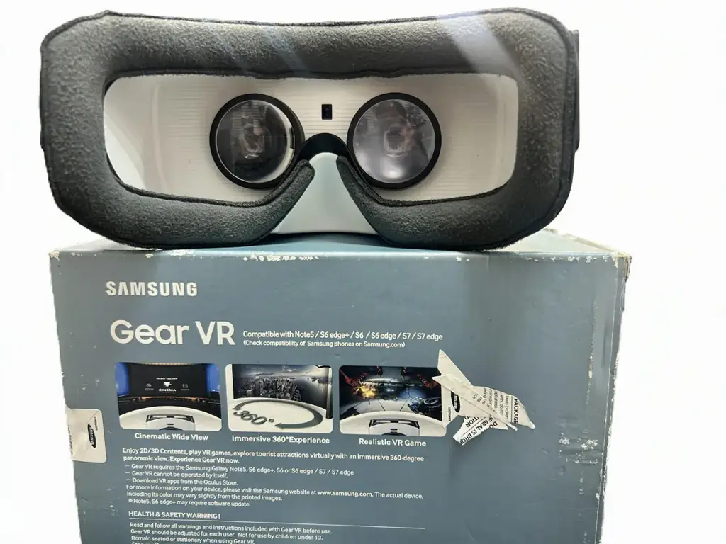 Samsung Gear Virtural Reality (Vr) Headset - View 2