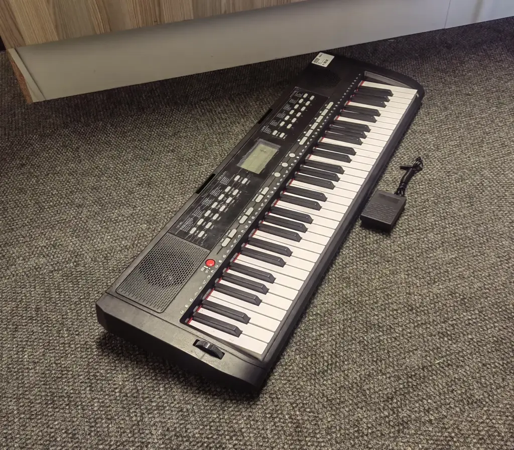 Sanchez 8610 61 Key Electronic Keyboard - View 3