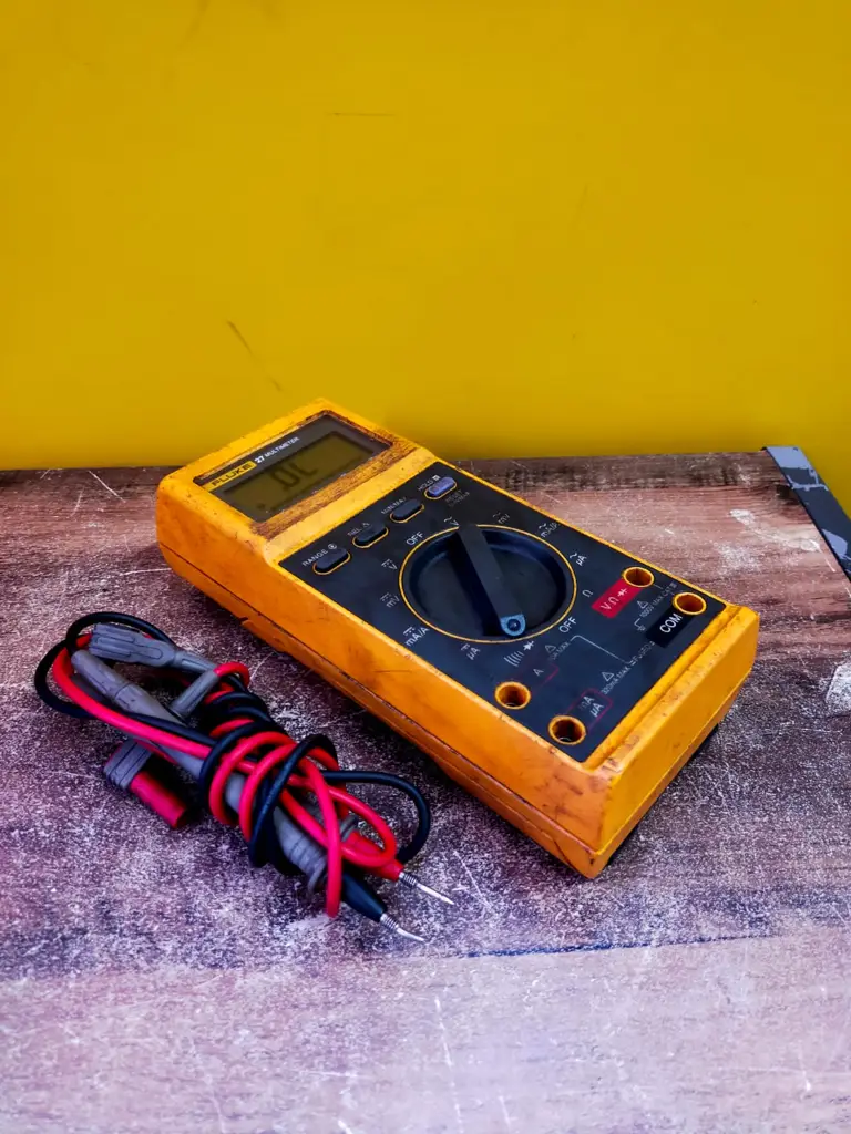 Fluke 27 Analog Digital Multimeter - View 4