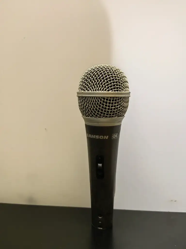 Samson Q6 Dynamic Microphone - View 2