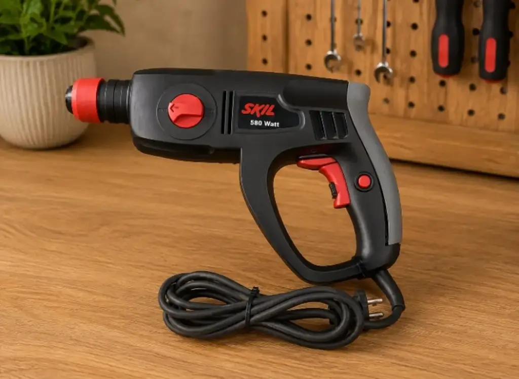 Skil 850W Rotary Hammer Drill With Hole Saw Set - View 2