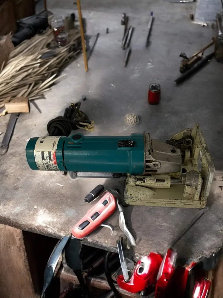 Makita 3901 Corded 590W Biscuit Joiner - View 2