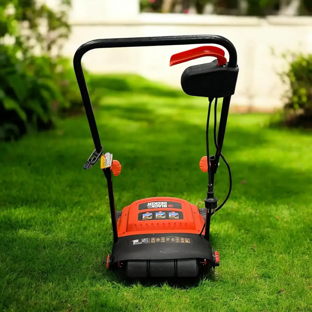 Black Decker 600W Lawn Raker - View 2