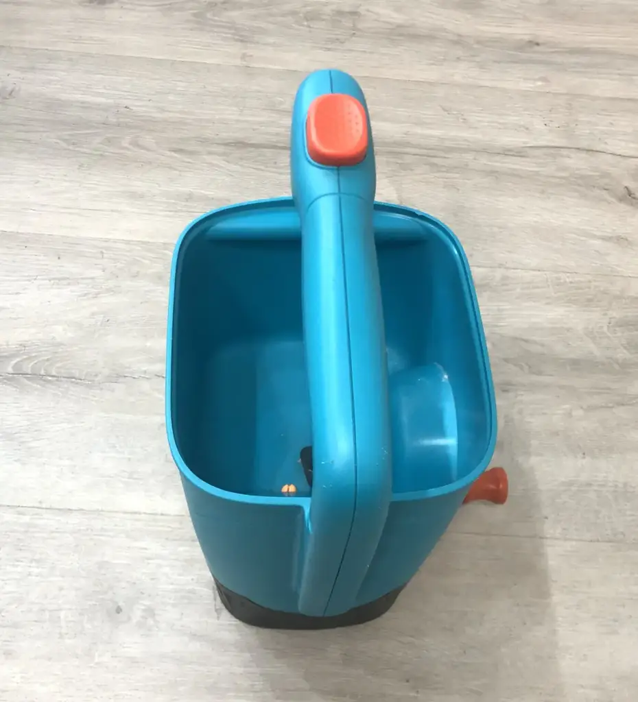 Gardena Road Salt Hand Held Spreader - View 3