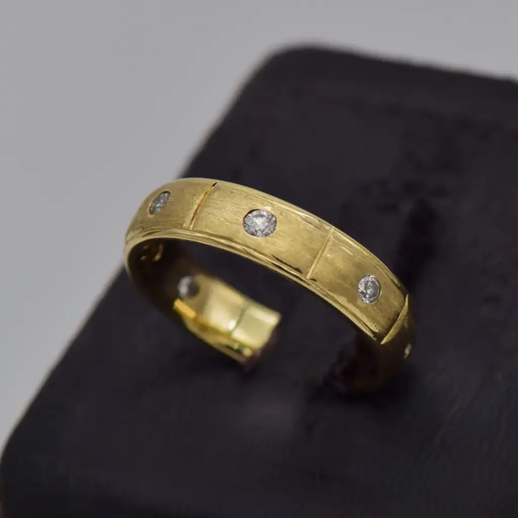 9ct Yellow Gold Wedding Band Patterned - View 3