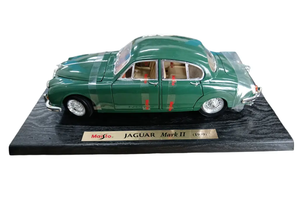 Maisto 1:18 Scale 1959 Jaguar Mark Ii Model Car - View 2