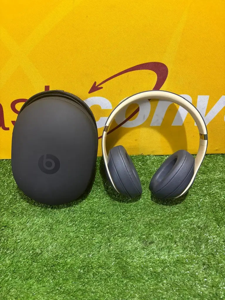 Beats Studio3 Wireless Headphones - View 2