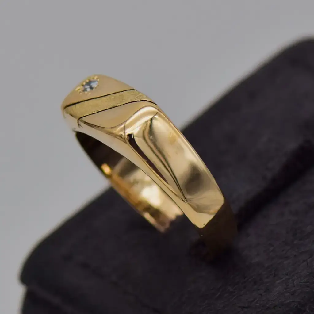 8ct Yellow Gold Men's Ring - View 2