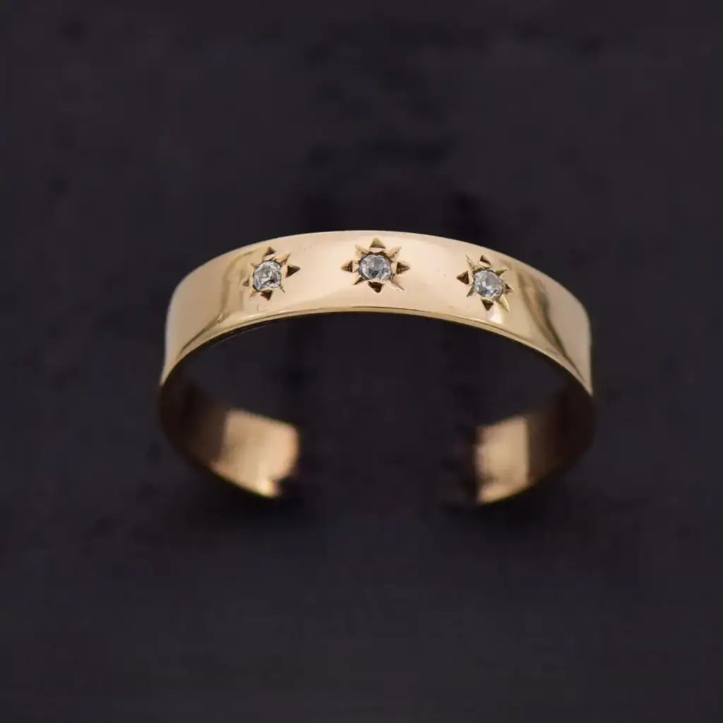 8ct Yellow Gold Wedding Band 3 Stone