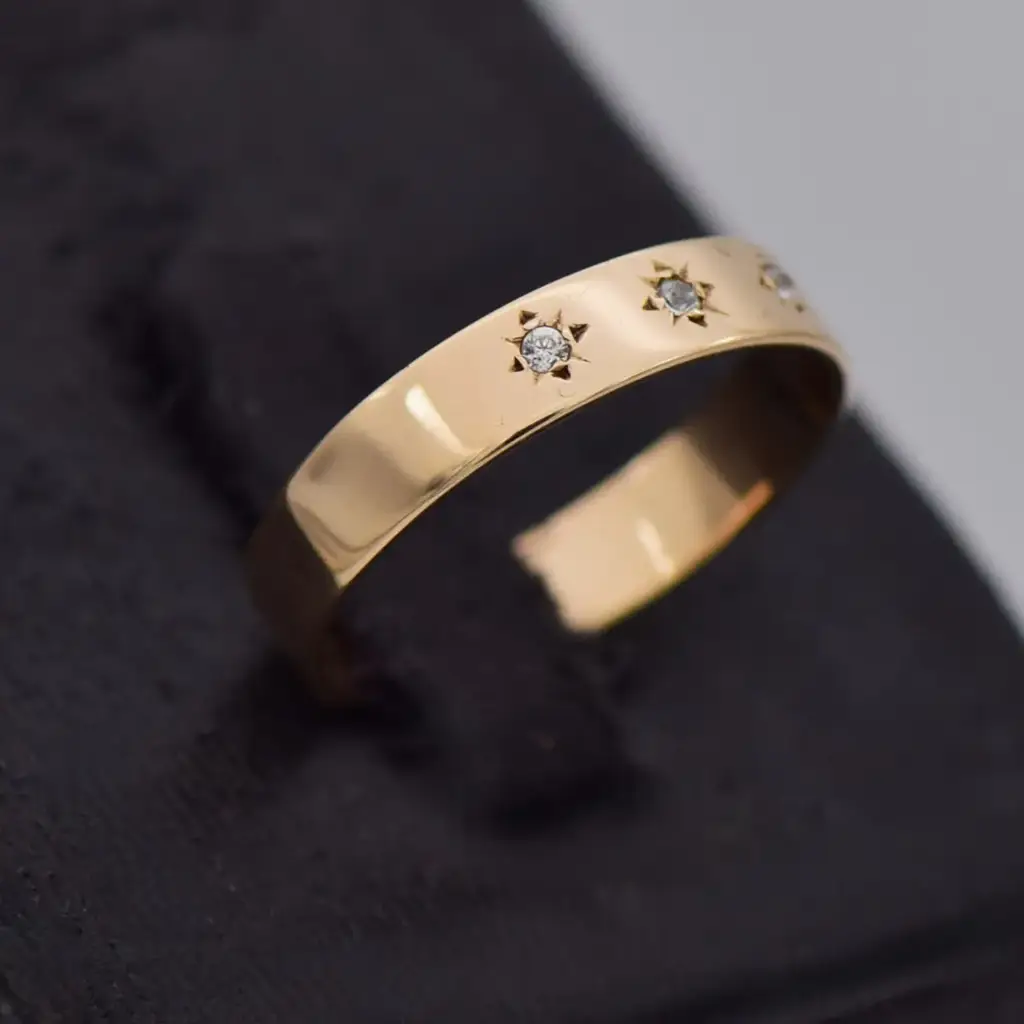 8ct Yellow Gold Wedding Band 3 Stone - View 2
