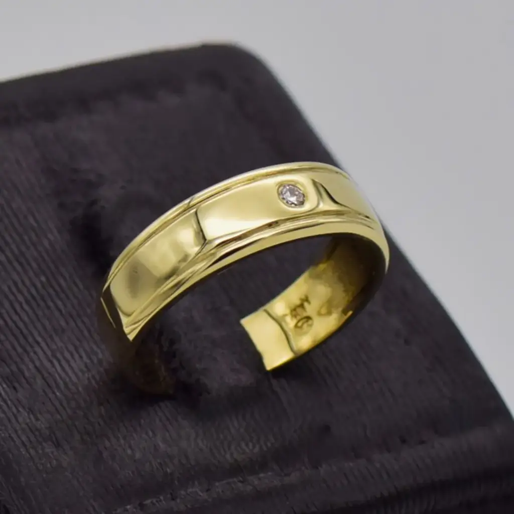 9ct Yellow Gold Wedding Band Single Stone Patterned - View 2