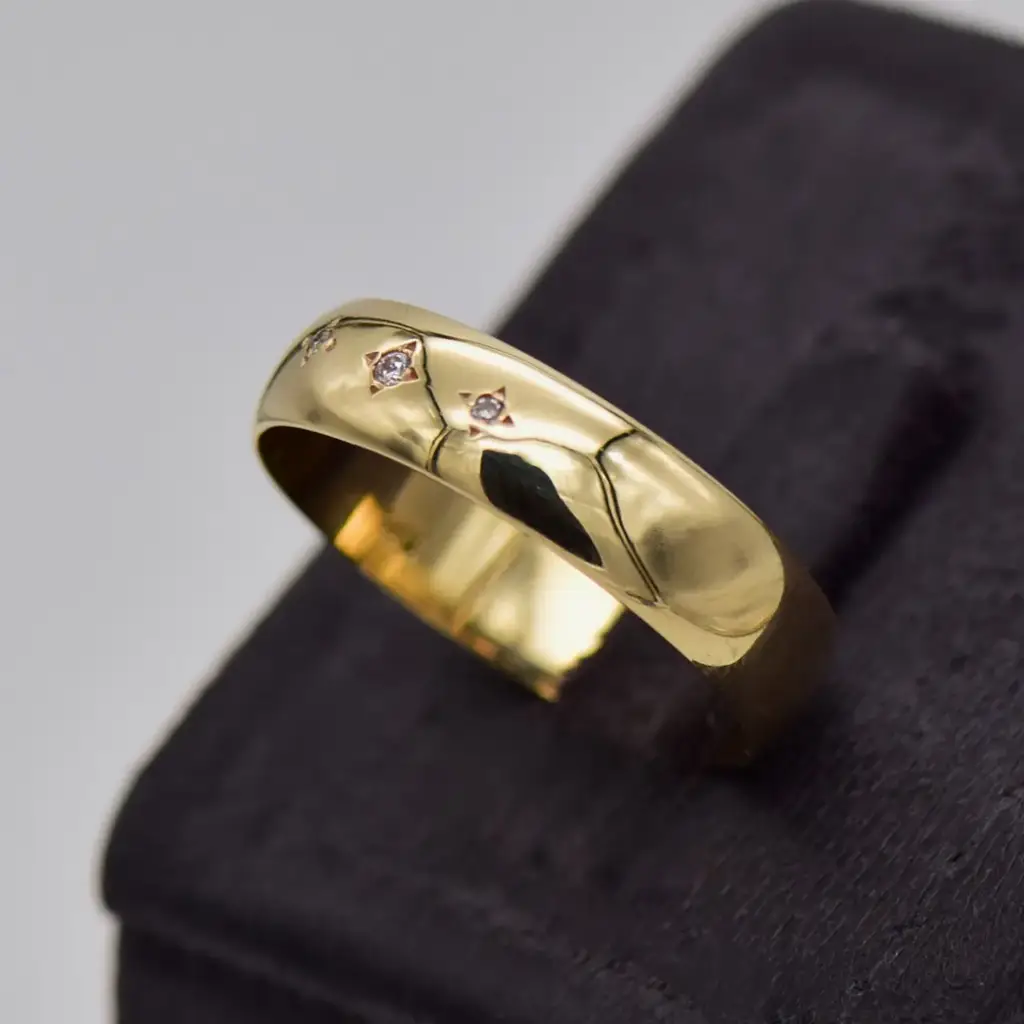 9ct Yellow Gold Wedding Band 3 Stones - View 3