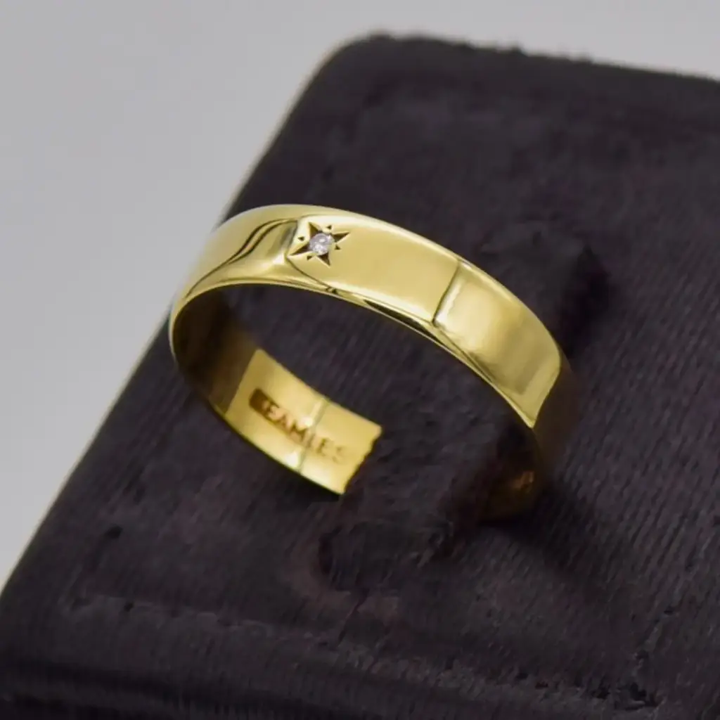 9Ct Yellow Gold Wedding Band Single Stone - View 3
