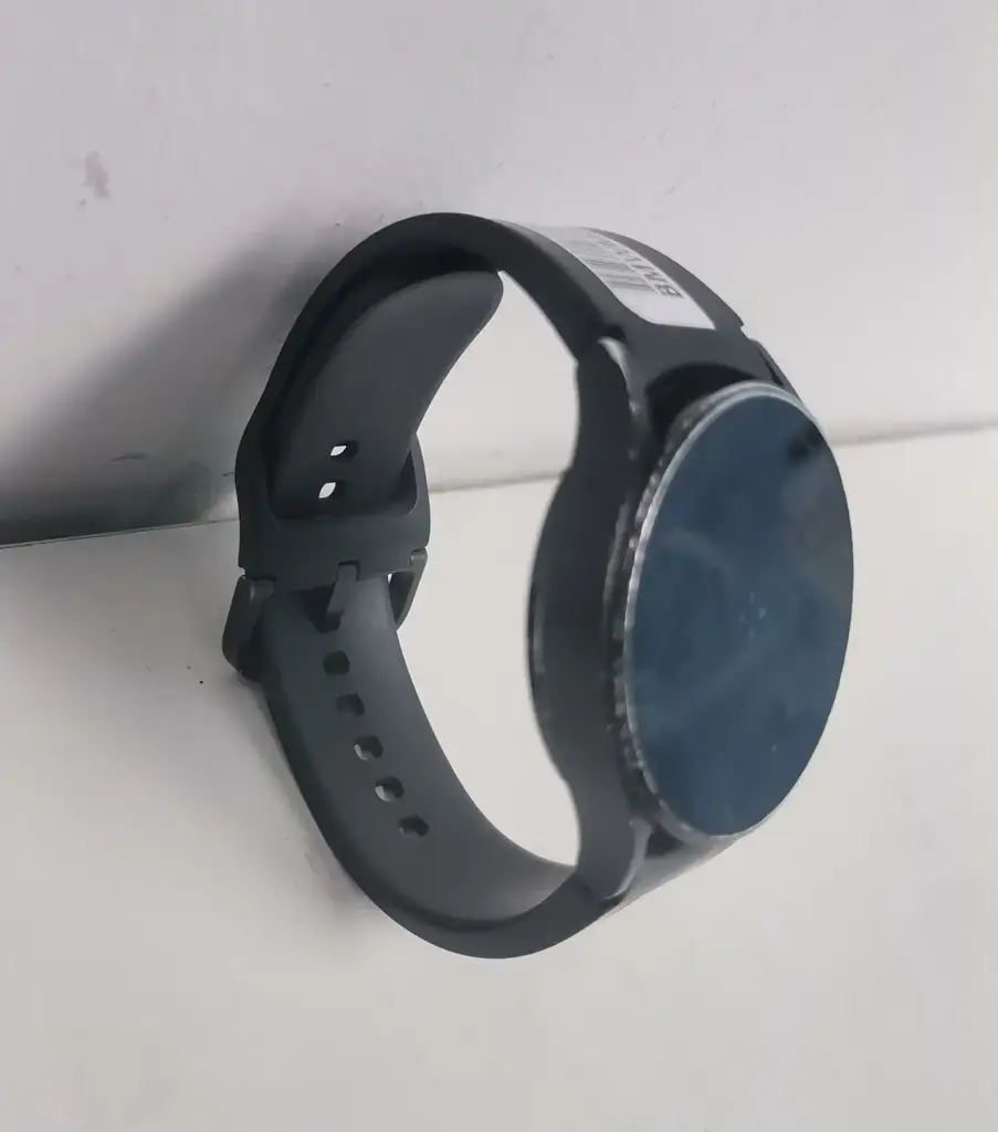 Samsung Galaxy Watch 4 (Generic Charger) - View 3