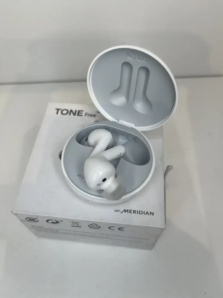 Lg Tone Free Fn6 Uv Nano Cleaning Bluetooth Wireless Earbud & Charging Case - View 4