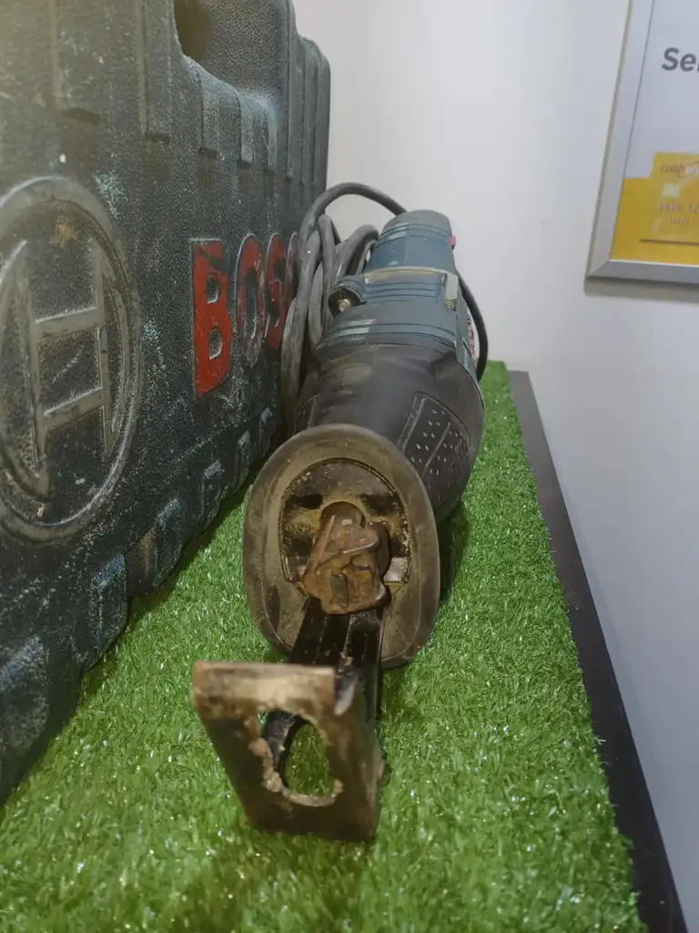 Bosch Professional Reciprocating Saw - View 2