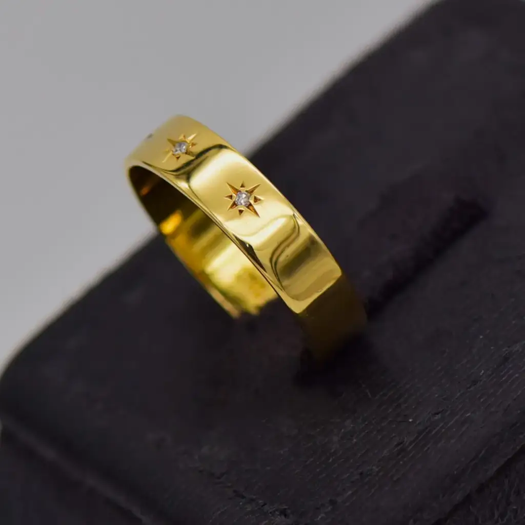 18ct Yellow Gold Wedding Band Patterned - View 3