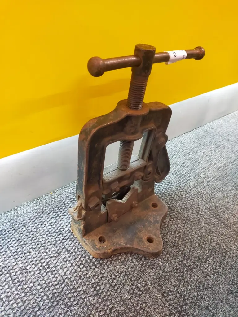 Rae Pipe Grip - View 2