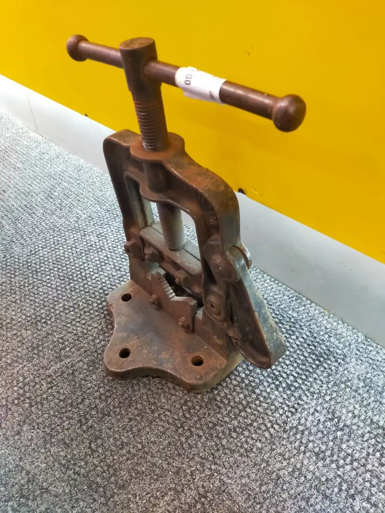 Rae Pipe Grip - View 3
