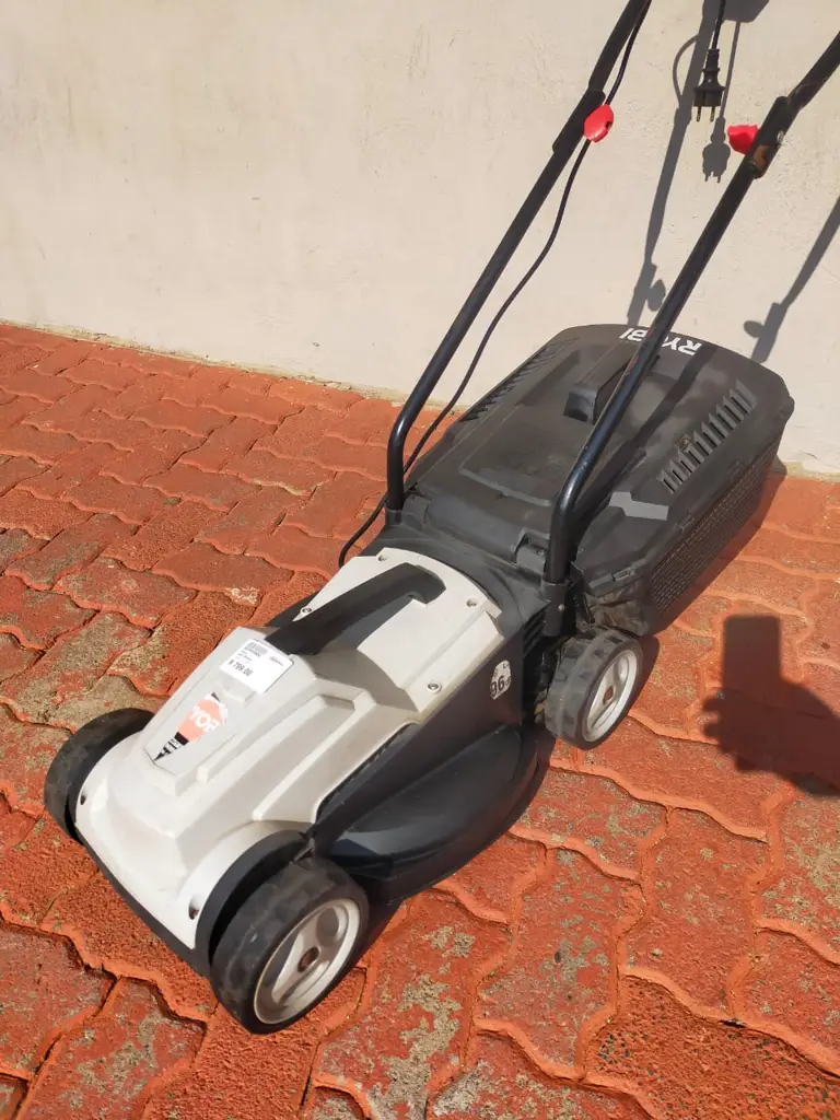 Ryobi 1200W Plastic Deck Electric Lawnmower - View 2