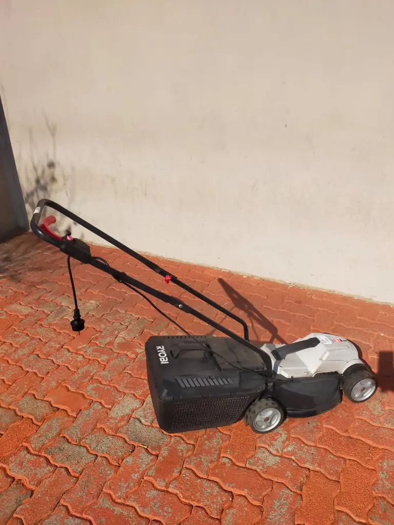 Ryobi 1200W Plastic Deck Electric Lawnmower - View 5
