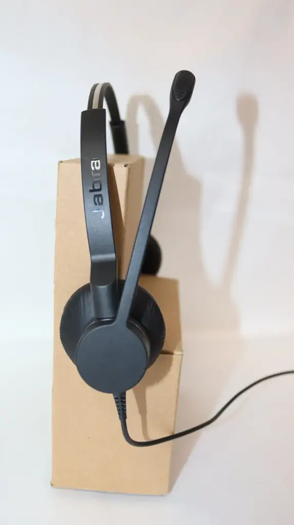 Jabra Link 230 Usb To Qd Adapter And Headset Bundle - View 2