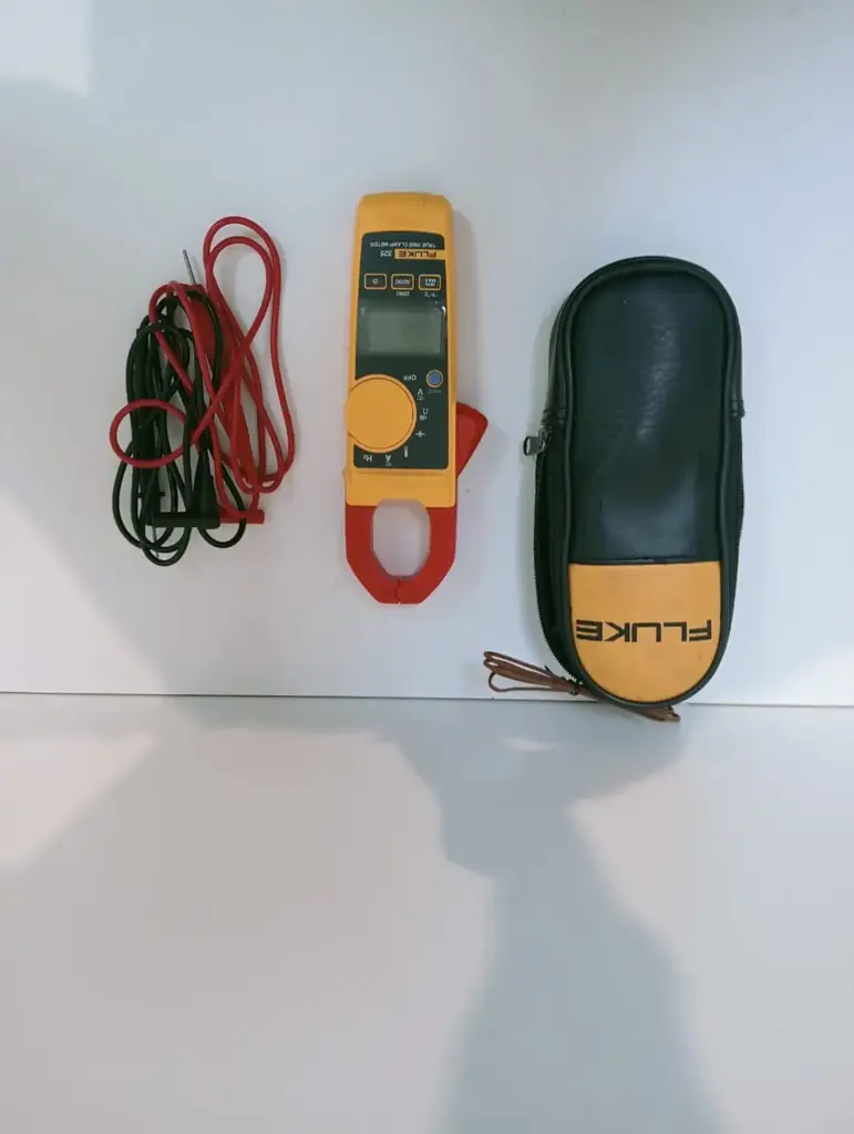 Fluke 325 True-Rms Clamp Meter - View 2