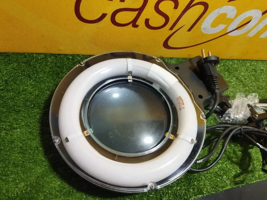 Magnifying Glass With Lamp - View 4
