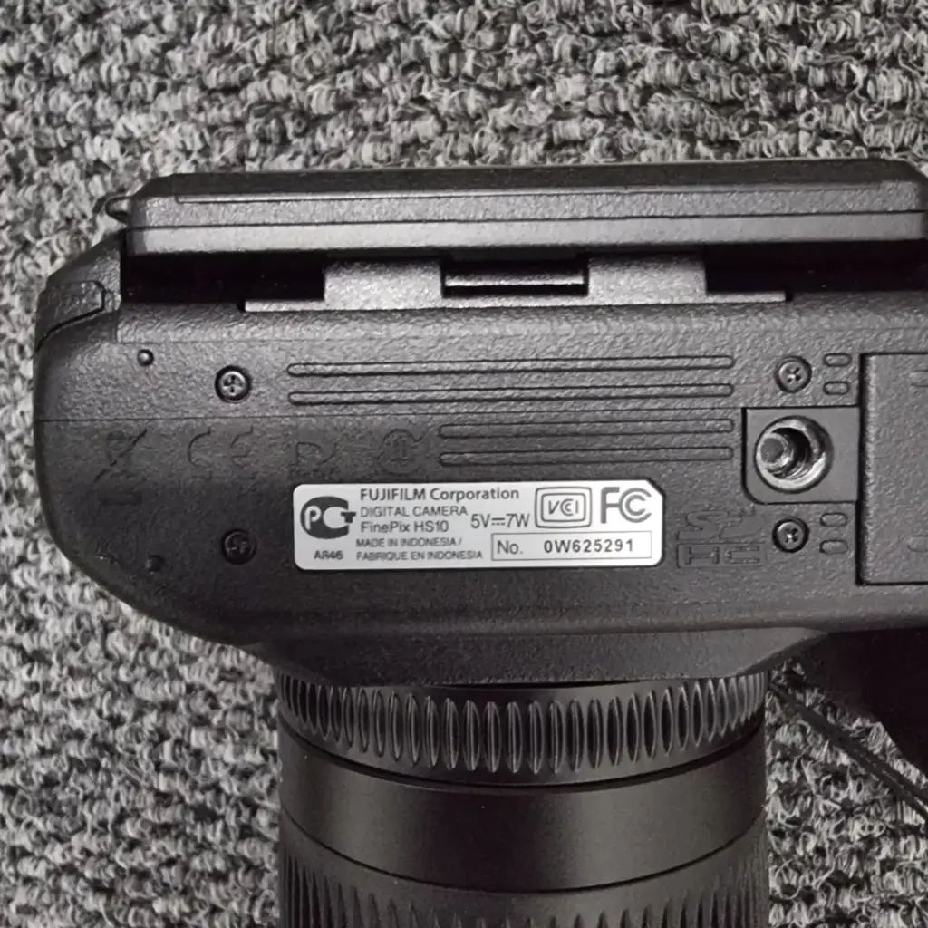 Fujifilm Finepix Hs10 Uses 4Aa Batteries - View 4