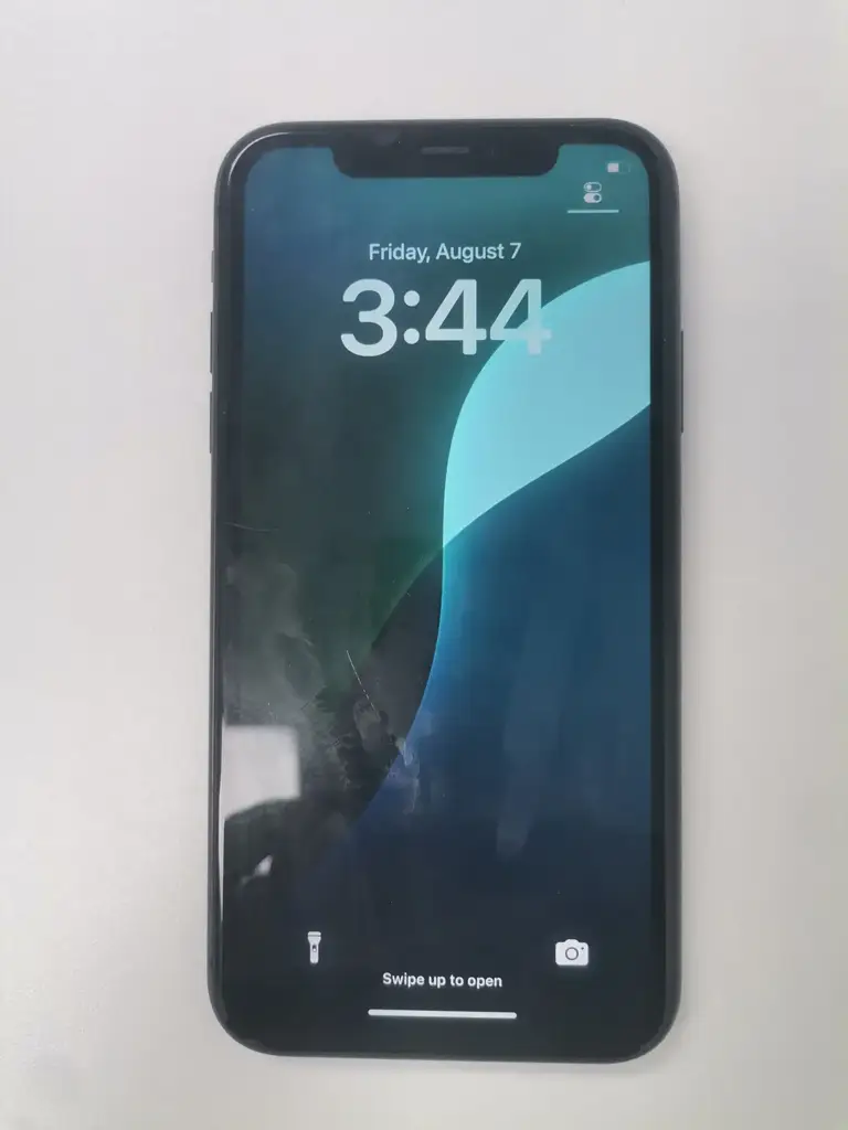 Apple Iphone 11 64Gb(77% Battery) Has A Scratch On Screen