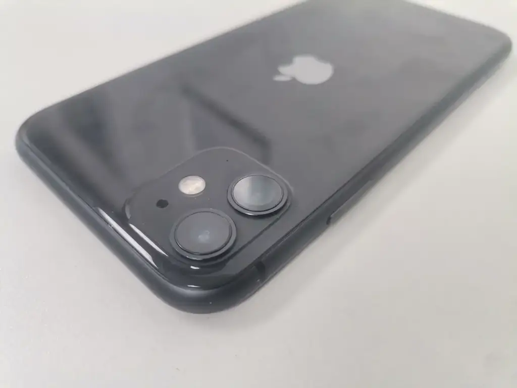 Apple Iphone 11 64Gb(77% Battery) Has A Scratch On Screen - View 3