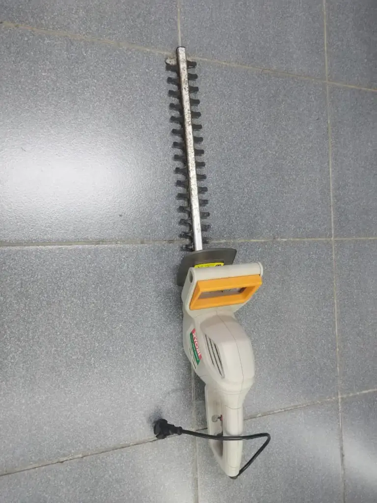Ryobi 500W Electrical Hedge Trimmer - View 2