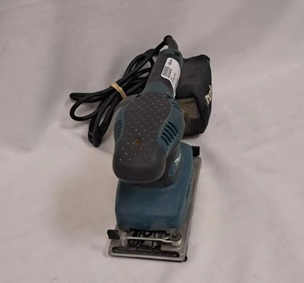 Makita B03710 Finishing Sander - View 2