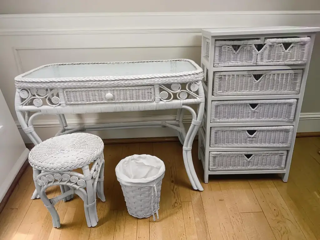 Antique-Style Bedroom Furniture Set