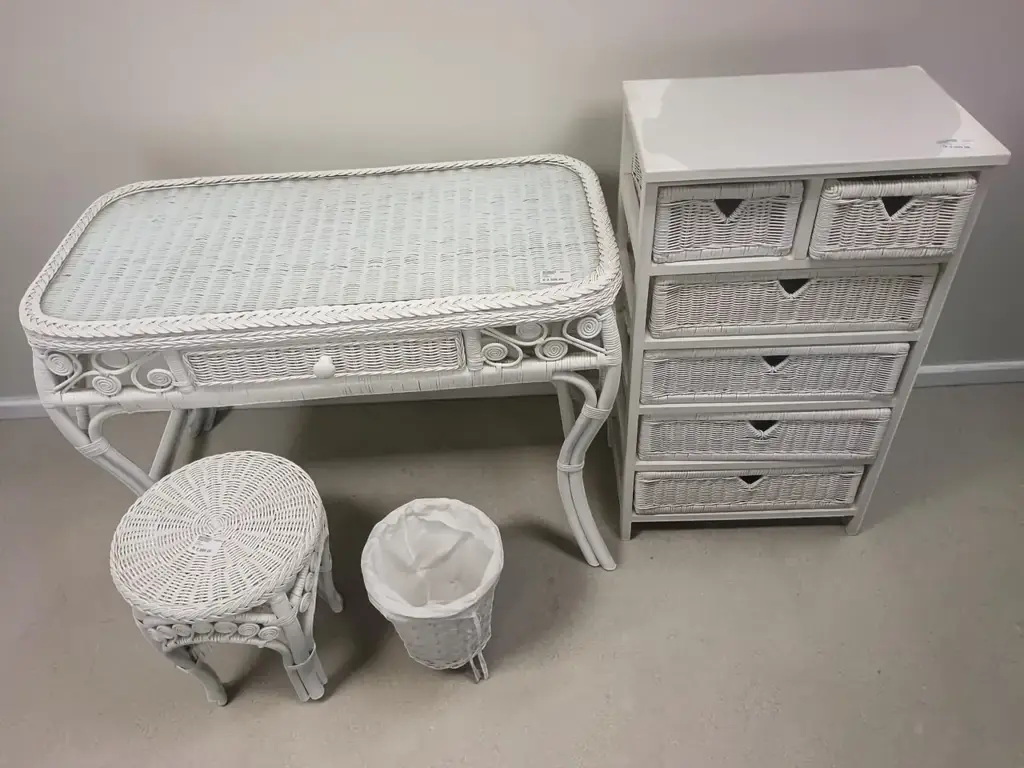 Antique-Style Bedroom Furniture Set - View 3